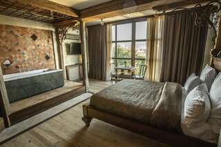Отель Artists Residence in Tbilisi Тбилиси Номер с кроватью размера "king-size" и гидромассажной ванной-1