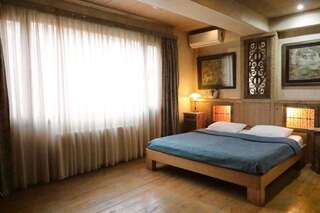 Отель Artists Residence in Tbilisi Тбилиси Номер с кроватью размера "queen-size" и гидромассажной ванной-10